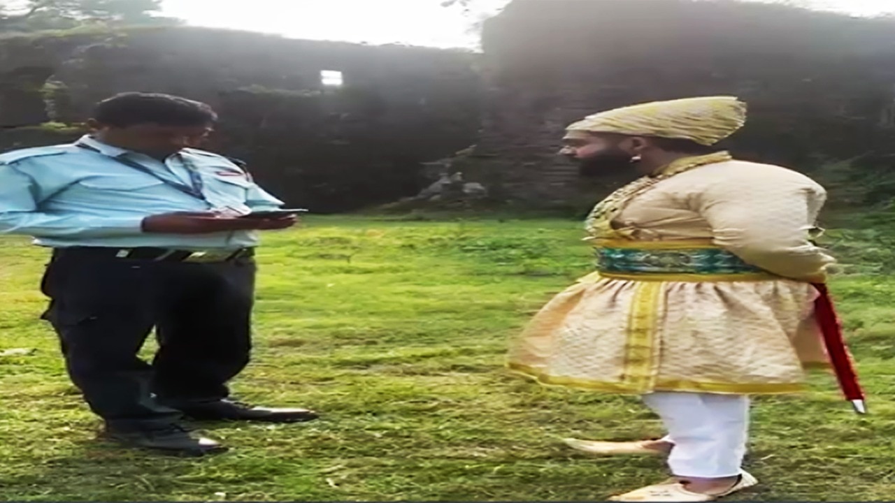 Man dressed as Shivaji clashes with guard over language dispute in Maharashtra