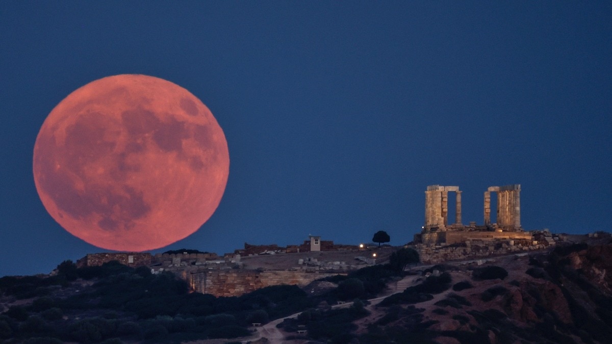 Moon comes close to Earth: Science behind supermoon explained